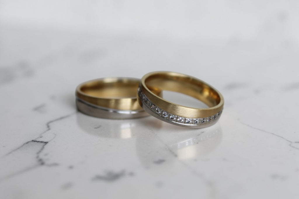 Flow Karikagyűrű Pár - 14K Sárga / Fehér Arany - 48 db 0.006 ct Gyémánt