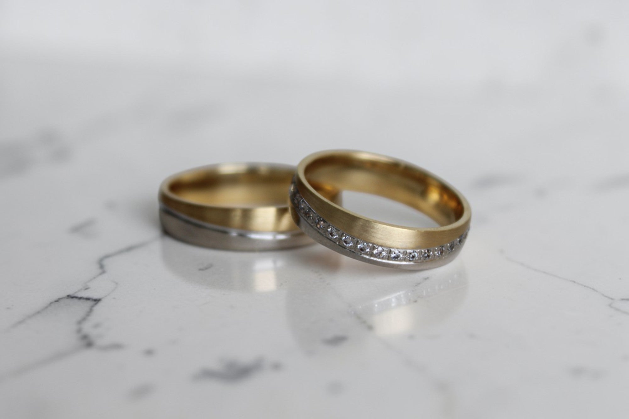 Flow Karikagyűrű Pár - 14K Sárga / Fehér Arany - 48 db 0.006 ct Gyémánt