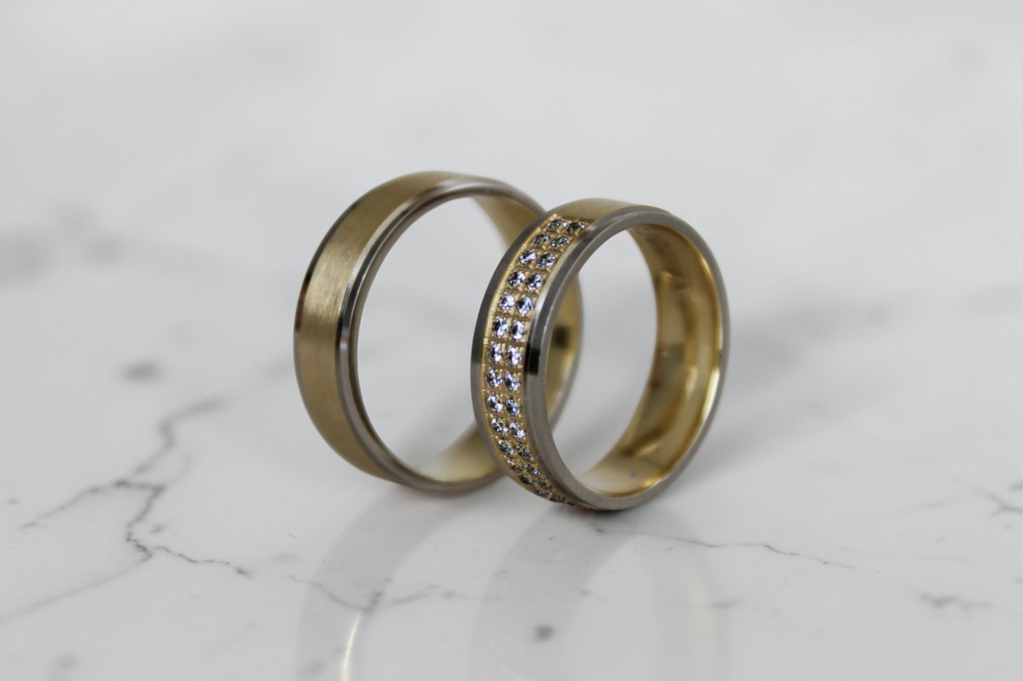 Treasure Karikagyűrű Pár - 14K Sárga / Fehér Arany - 54 db 0.006 ct Gyémánt