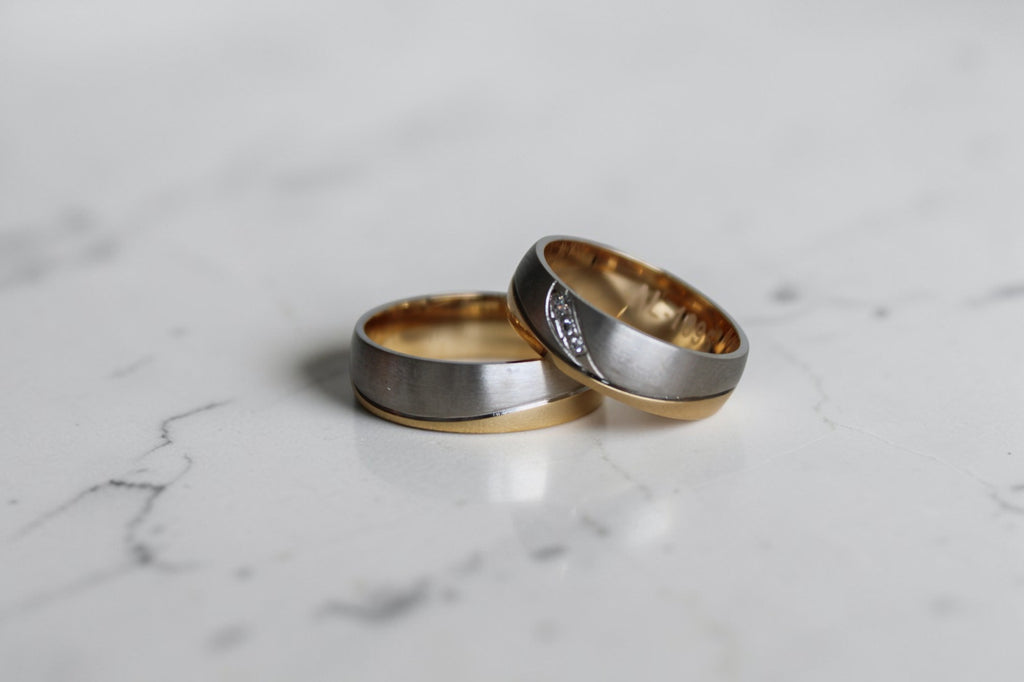 Nova Karikagyűrű Pár - 14K Fehér / Sárga Arany - 3 db 0.012 ct Gyémánt