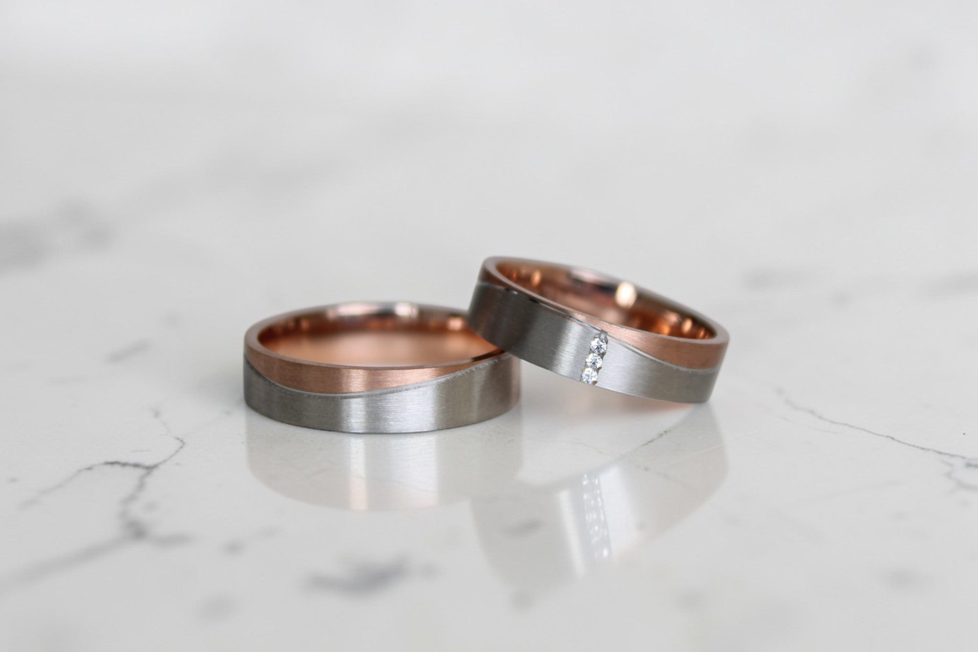 Unit Karikagyűrű Pár - 14K Fehér / Rozé Arany - 3 db 0.006 ct Gyémánt