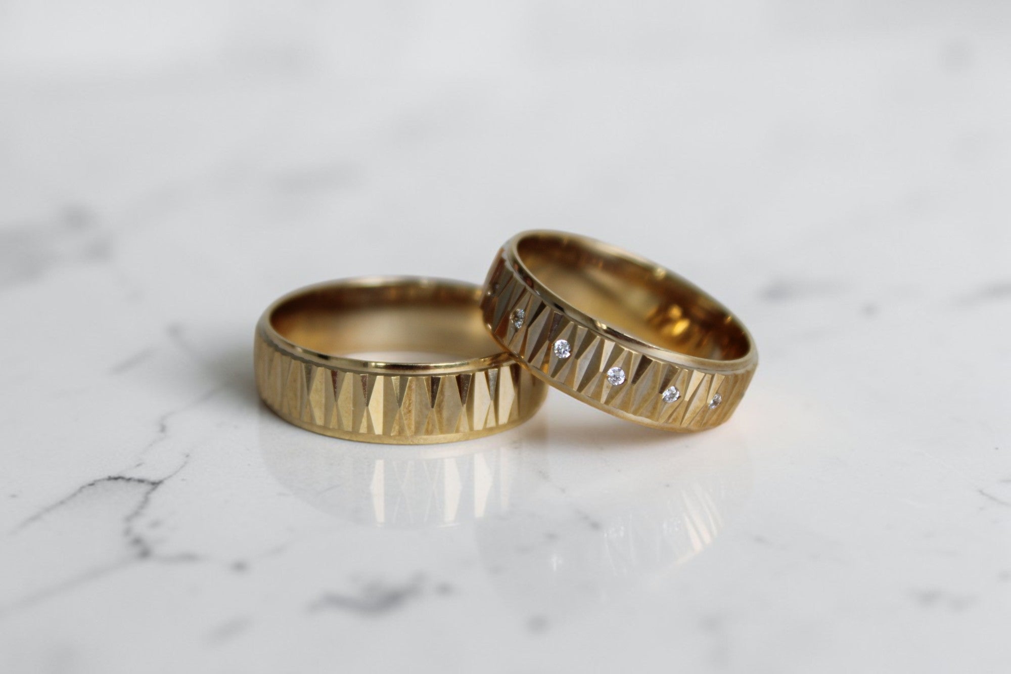 Crown Karikagyűrű Pár - 14K Sárga Arany - 15 db 0.006 ct Gyémánt