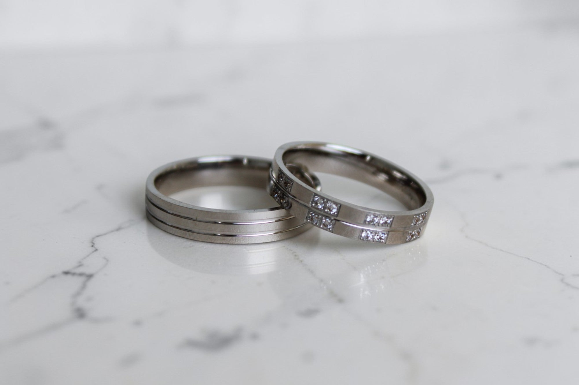 Linen Karikagyűrű Pár - 14K Fehér Arany - 20 db 0.008 ct Gyémánt