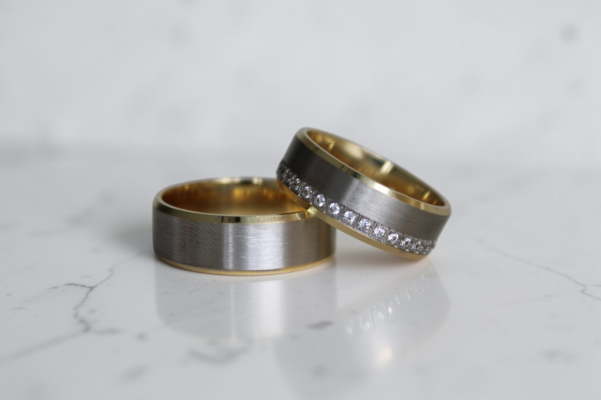 Castle Karikagyűrű Pár - 14K Fehér / Sárga Arany - 34 db 0.006 ct Gyémánt