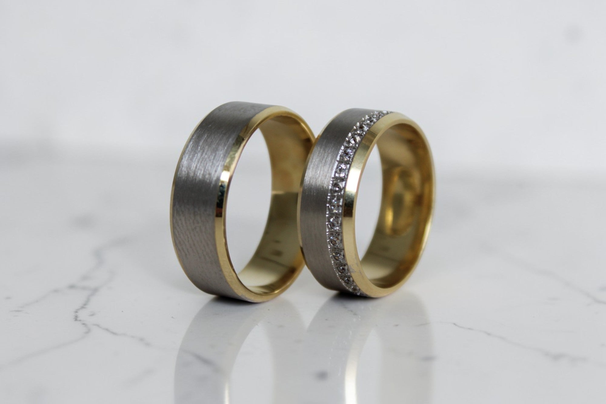 Castle Karikagyűrű Pár - 14K Fehér / Sárga Arany - 34 db 0.006 ct Gyémánt