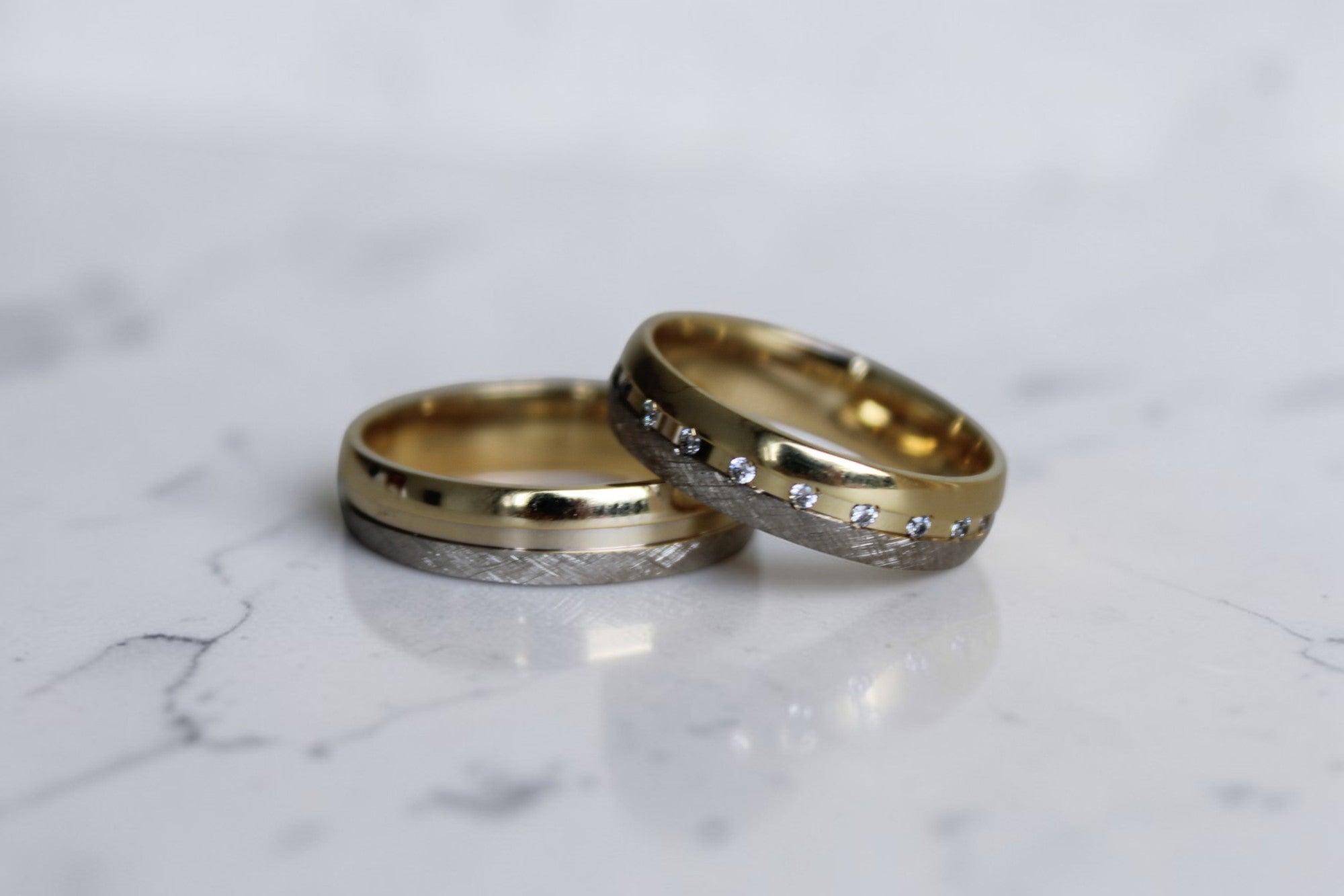 Prestige Karikagyűrű Pár - 14K Sárga / Fehér Arany - 26 db 0.006 ct Gyémánt