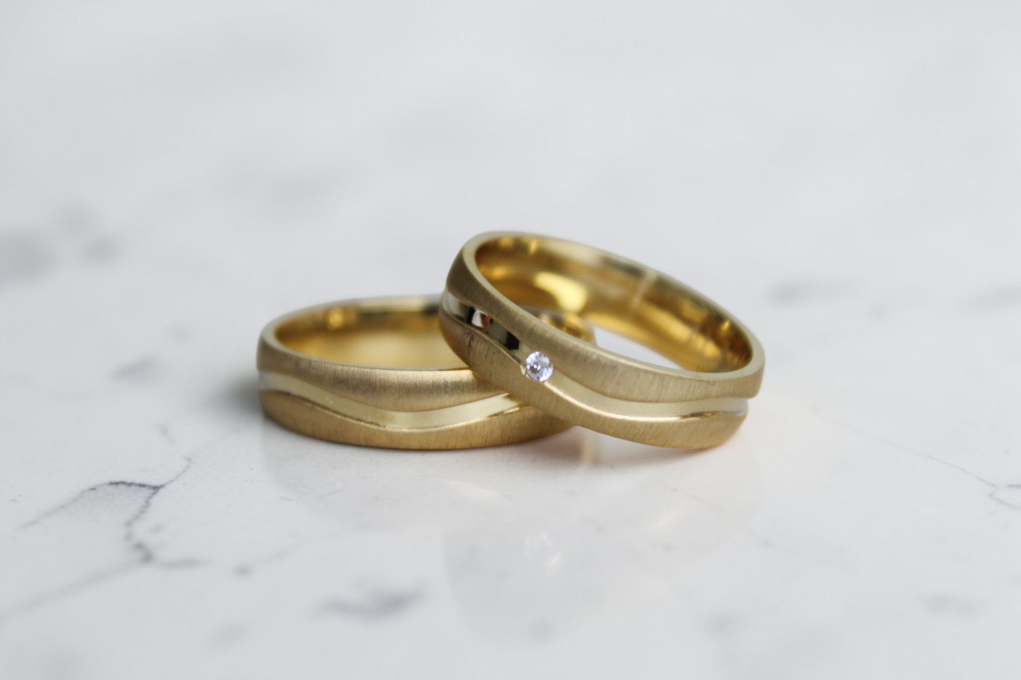 Flow Karikagyűrű Pár - 14K Sárga Arany - 1 db 0.012 ct Gyémánt