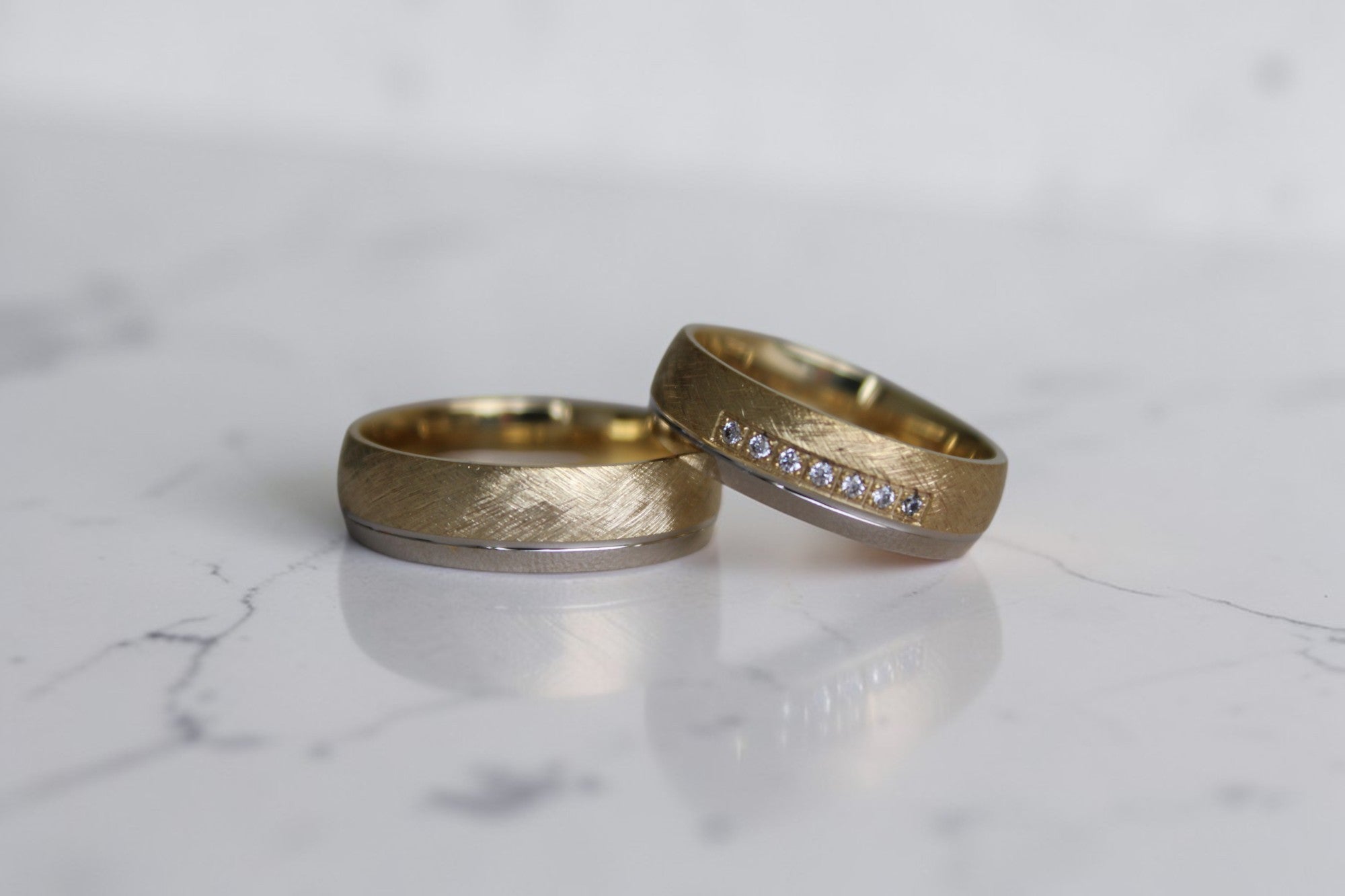 Golden Karikagyűrű Pár - 14K Sárga / Fehér Arany - 7 db 0.006 ct Gyémánt