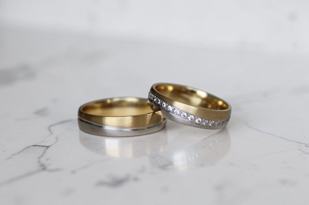 Flow Karikagyűrű Pár - 14K Sárga / Fehér Arany - 48 db 0.006 ct Gyémánt