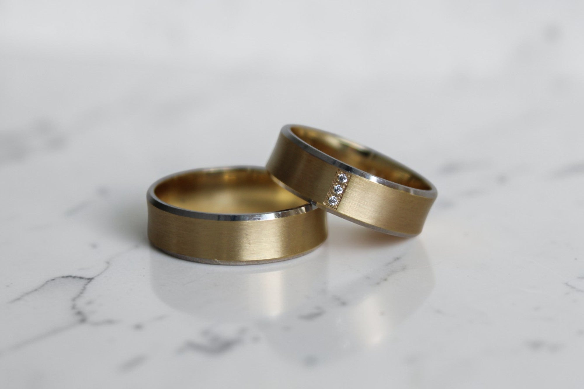 Bond Karikagyűrű Pár - 14K Sárga / Fehér Arany - 3 db 0.006 ct Gyémánt